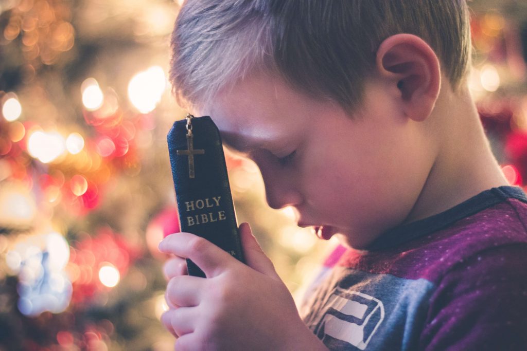 Enfant à la Bible