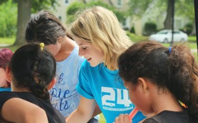 Une femme parle aux femmes : Rien qu’une aide ?